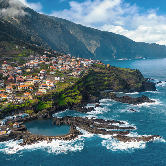 Aerial view du village de São José, sur l'île de São José, au Portugal, avec ses toits colorés et la nature environnante.