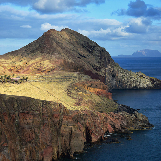 Une vaste étendue d'eau avec une petite île verdoyante, créant un paysage paisible et naturel.