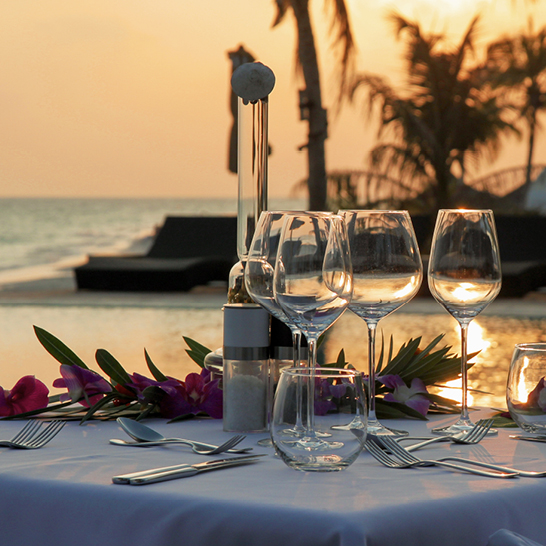 Bunte Tischdecke auf einem Tisch, die eine festliche Atmosphäre schafft.