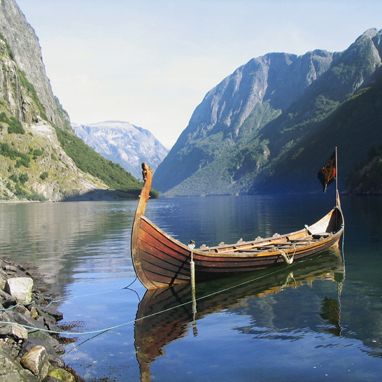 Ein Boot liegt am Dock im Wasser, umgeben von der reichen Kultur Norwegens.