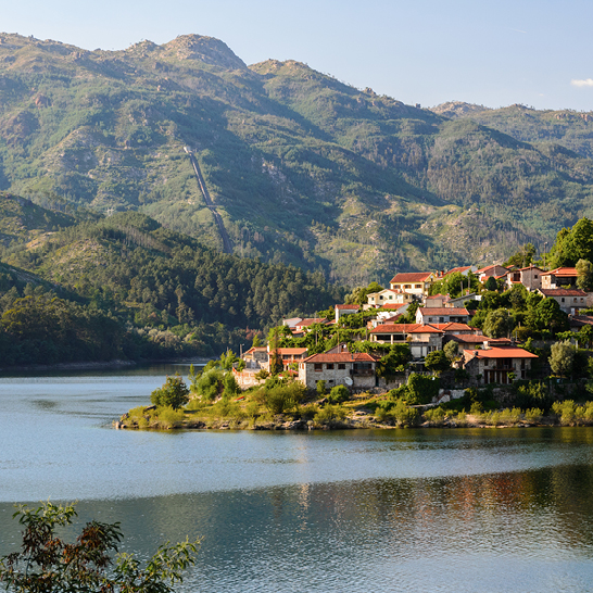 Un charmant village situé au bord d'un lac tranquille, avec des maisons colorées.
