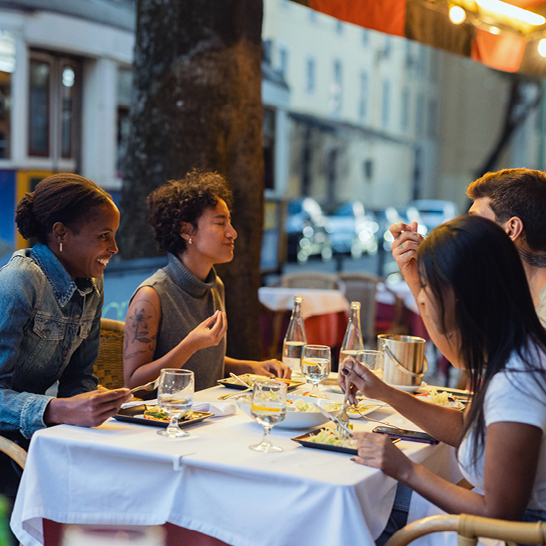 Un groupe de personnes assises autour d'une table, discutant et partageant des idées ensemble.