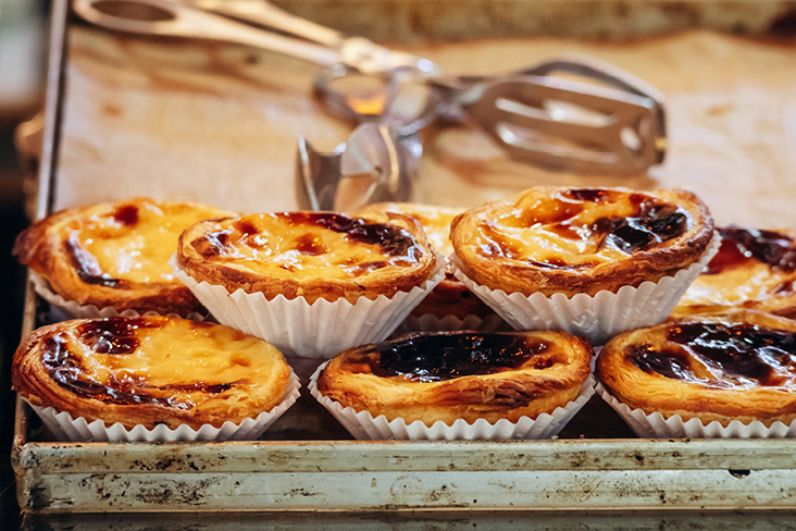 Une sélection de mini tartes sur un plateau, chacune avec une garniture unique et appétissante.
