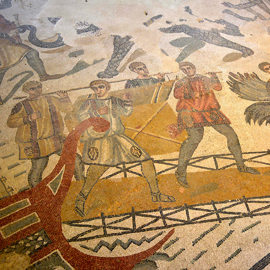 Antikes Mosaik von Piazza Armerina mit menschlichen Figuren in Bewegung, farbigen Details und geometrischen Mustern.