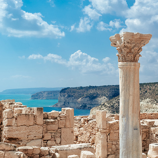Antike Ruinen von Kourion mit verzierter Steinsäule vor der Küste Zyperns und Blick auf das Mittelmeer.