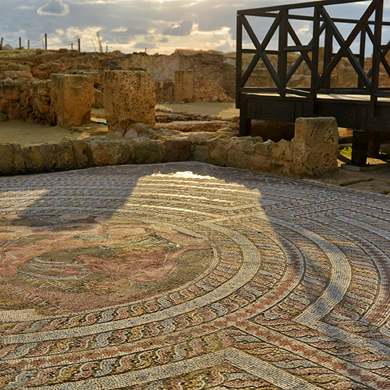Antike Paphos-Mosaiken mit kunstvollen Steinmustern in einer archäologischen Ausgrabungsstätte auf Zypern.