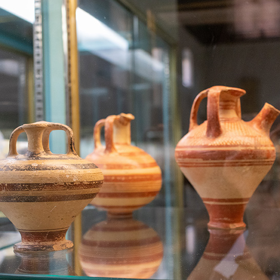 Keramikgefässe aus der Antike in einer Vitrine des Archäologischen Museums Nikosia auf Zypern.