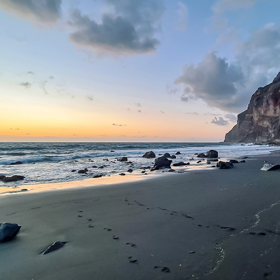 Une plage avec des rochers et de l'eau au coucher du soleil à La Gomera, dans les îles Canaries.