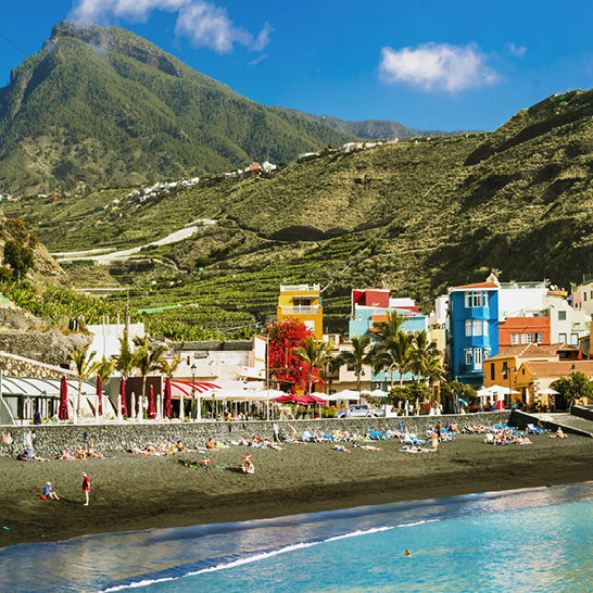 Une plage avec une montagne en arrière-plan à La Palma, dans les îles Canaries.