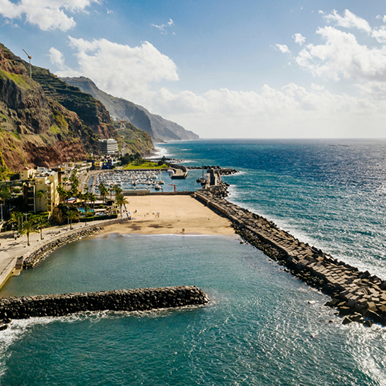 Praia da Calheta – Naturstrand auf der Insel Madeira, Portugal.