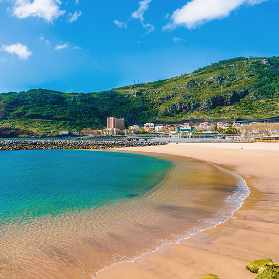 Strand an der Bucht von Machico, Insel Madeira, Portugal.