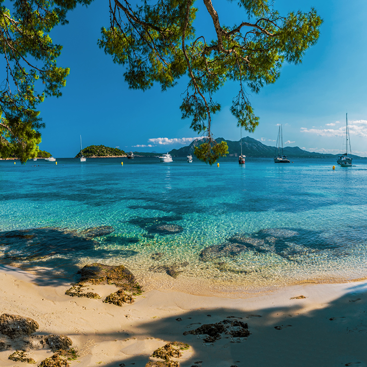 Kristallklares Wasser auf der spanischen Insel Mallorca