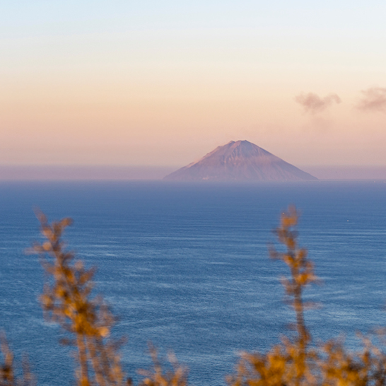 Stromboli von Salina aus gesehen.