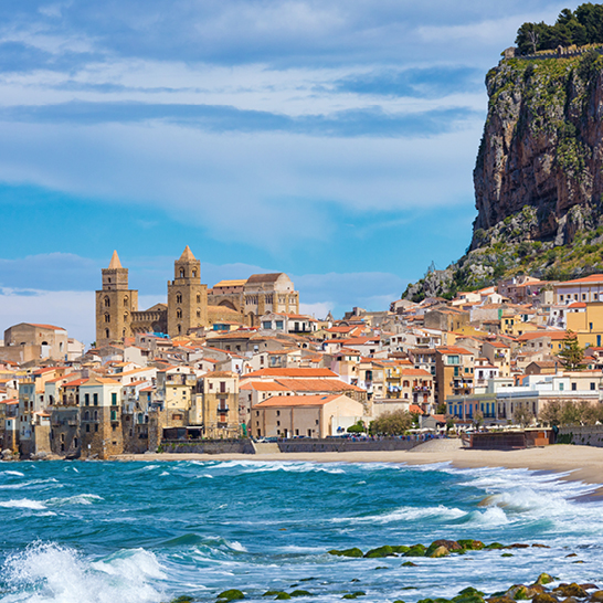 Cefalù ist eine Stadt in der italienischen Metropolitanstadt Palermo an der tyrrhenischen Küste Siziliens, Italien.