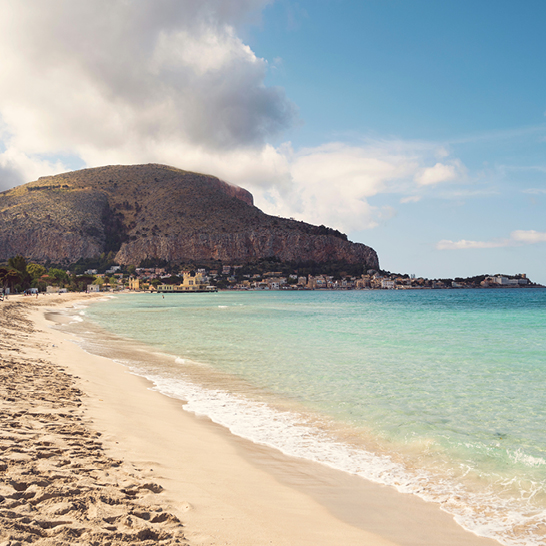 Blick auf den Strand von Mondello in Palermo auf Sizilien 