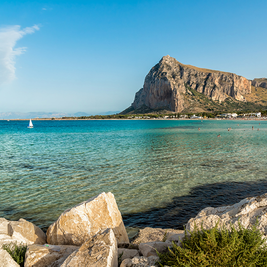 Der Strand von San Vito lo Capo und der Monte Monaco im Nordwesten Siziliens.