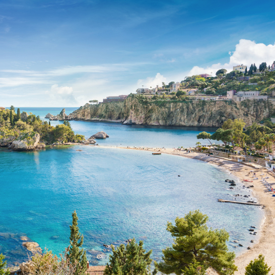 Panoramablick auf die kleine Insel Isola Bella in der Nähe von Taormina, Sizilien, Italien.