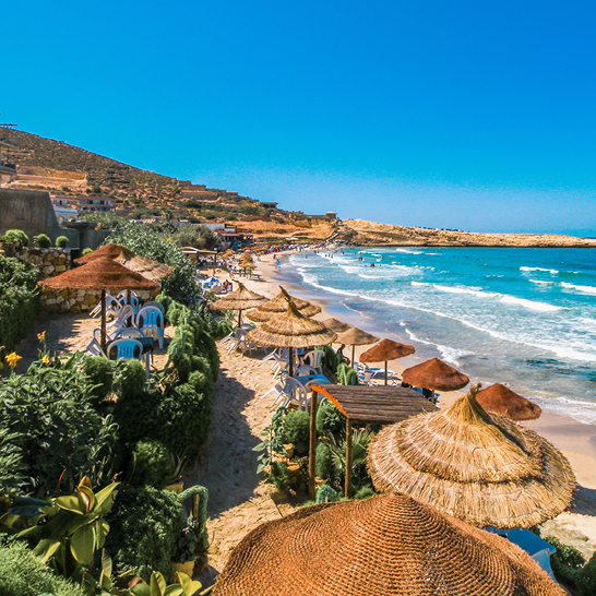Magnifique paysage de la plage tunisienne. À Hammamet, en Tunisie. Une destination de vacances magnifique.