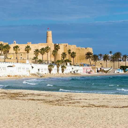 Front de mer de la plage d'Al Qurayyah à Monastir, Tunisie.