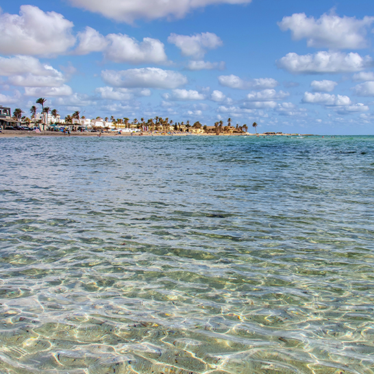 La plage de Zarzis : la beauté côtière du sud de la Tunisie.