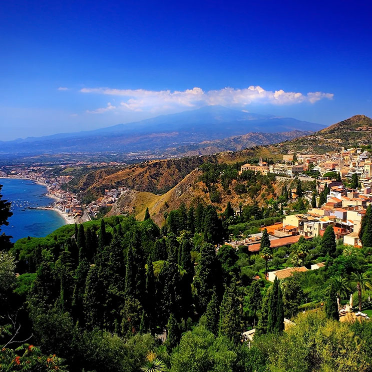  Bild von Sorrent, Italien, das die malerische Küstenlandschaft und das klare Wasser zeigt, typisch für Sizilien.