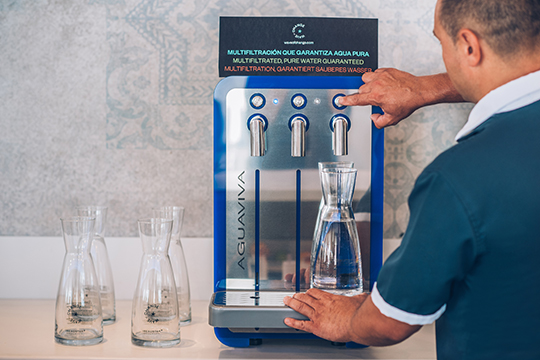 Mann füllt WAsserkaraffe an Wasser-Filtration-Gerät im Iberostar Selection Albufera Playa