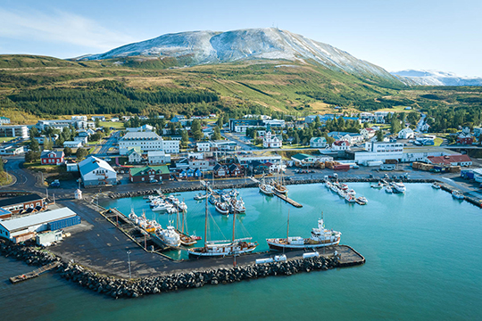 Direkt vor der Stadt Húsavík liegt die Skjálfandi Bucht. 