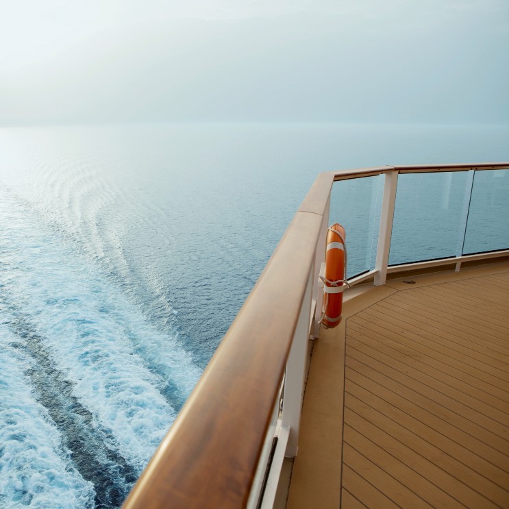 Deck eines Schiffes mit Blick auf Meer