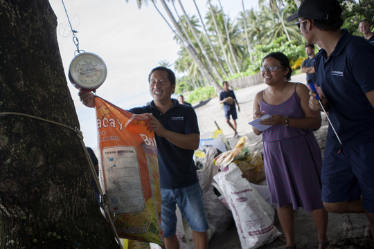 Beach Clean-up mit Einheimischen am südlichen Strand von Negros.