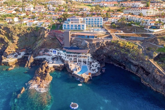 Luftaufnahme des Hotels Sentido Galomar. Das Hotel wurde in die steinige Küste reingebaut