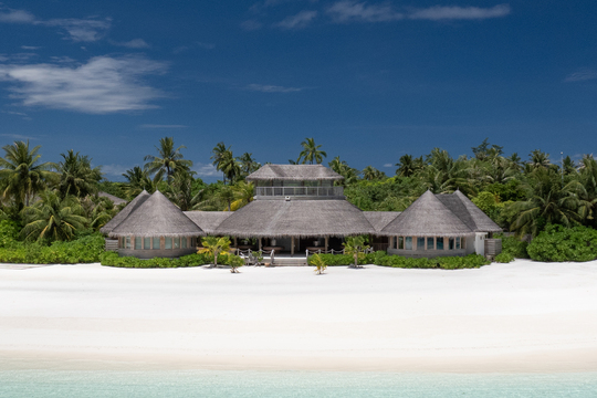 Das Forschungs und Bildungszentrum (SHELL) am weissen Sandstrand des Hotels. 